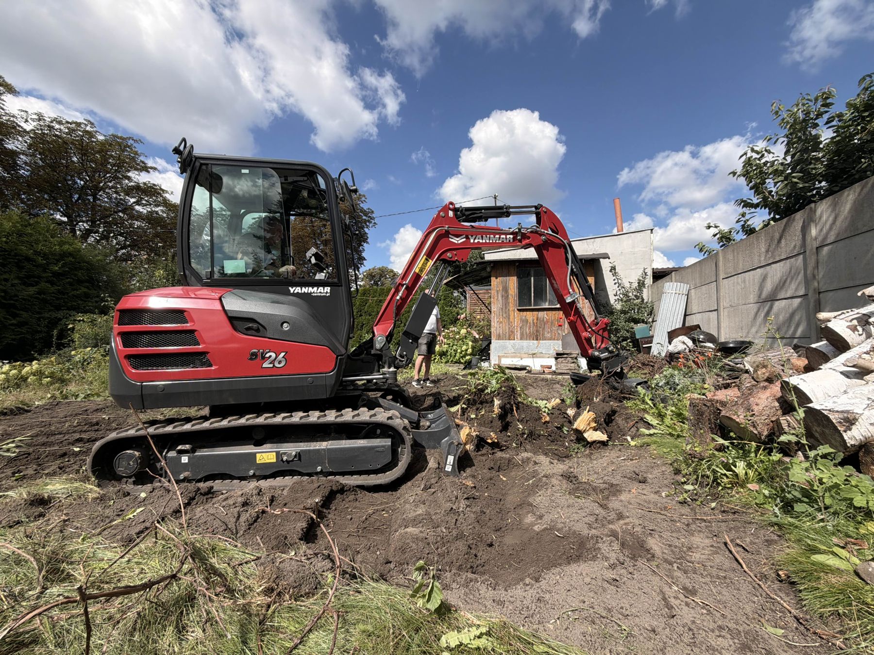 Mini koparka Yanmar SV26 MAT-KOP podczas porządkowania działki